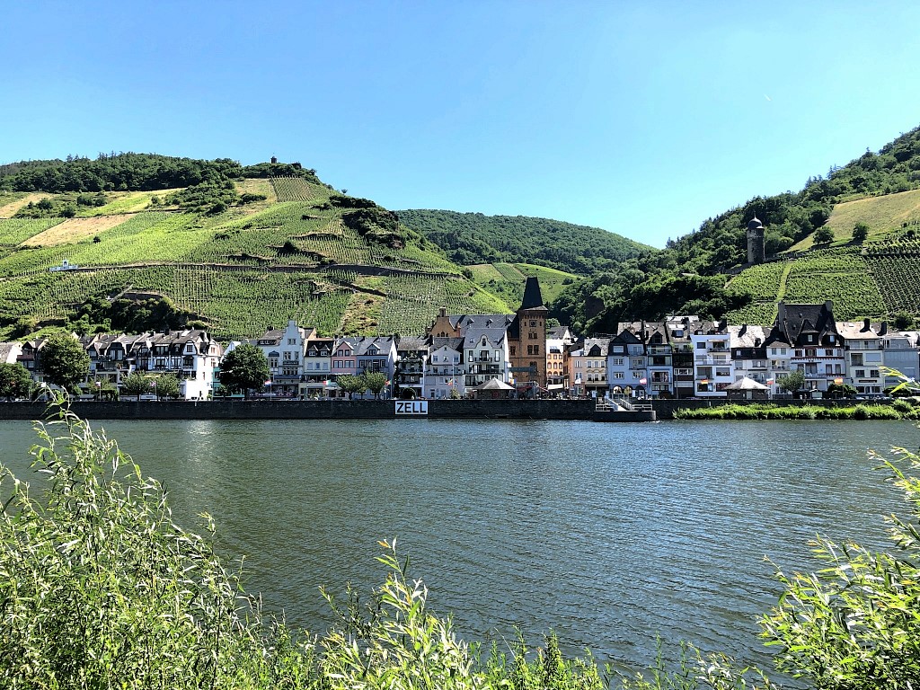 Blick auf Zell (Mosel) - Urlaub an der Mosel und in der Mosel-Eifel in Ferienhaus Bad Bertrich, Friedrichstraße 1, 56864 Bad Bertrich