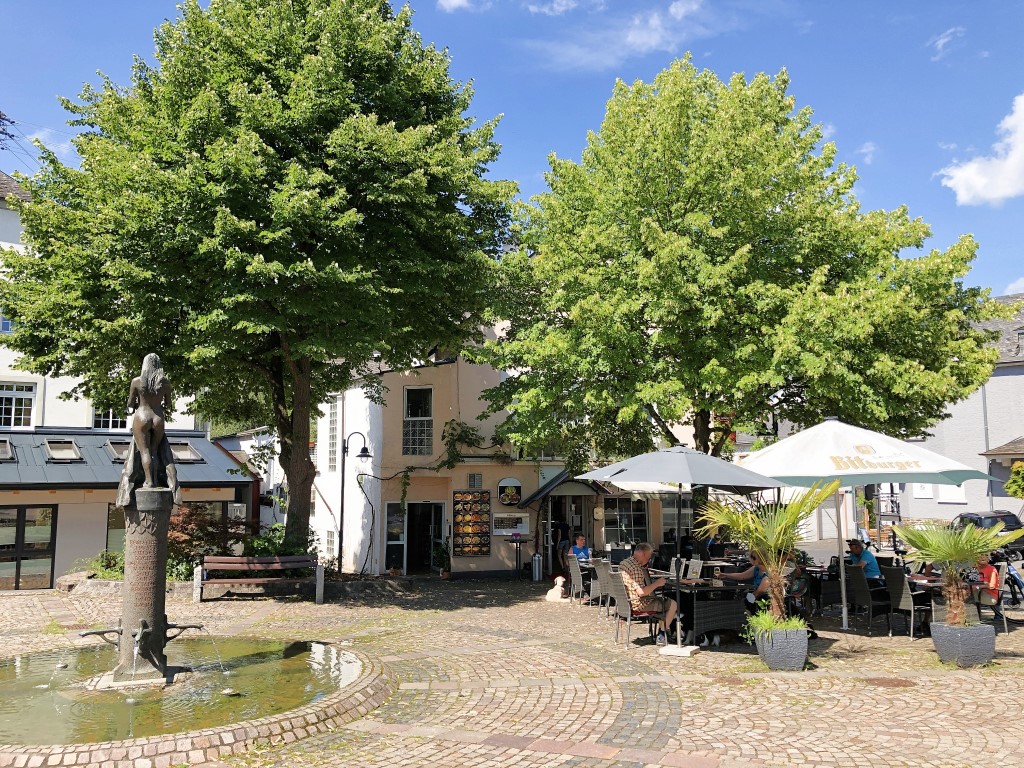 Brautrock Brunnen am Marktplatz in Bullay - Urlaub an der Mosel und in der Mosel-Eifel in Ferienhaus Bad Bertrich, Friedrichstraße 1, 56864 Bad Bertrich