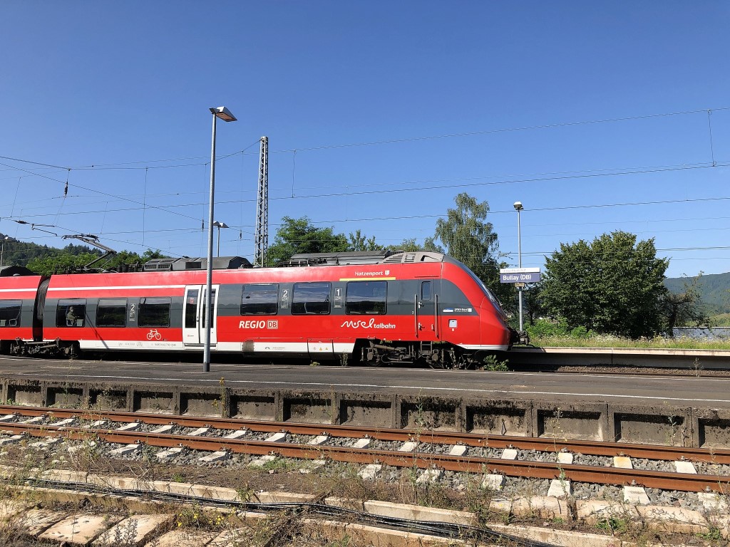 Moselweinbahn im Bahnhof Bullay - Urlaub an der Mosel und in der Mosel-Eifel in Ferienhaus Bad Bertrich, Friedrichstraße 1, 56864 Bad Bertrich