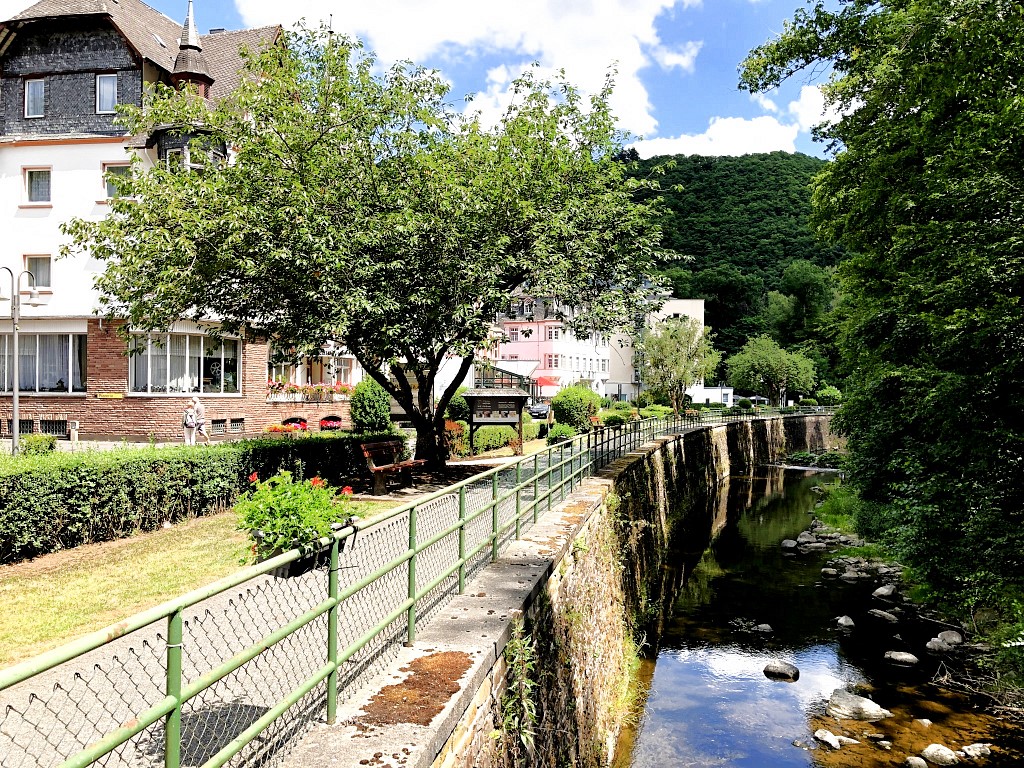 Uferweg am Üßbach - Urlaub an der Mosel und in der Mosel-Eifel in Ferienhaus Bad Bertrich, Friedrichstraße 1, 56864 Bad Bertrich